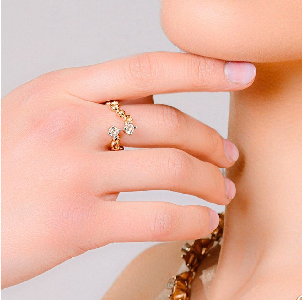 Anello in oro e topazi bianchi indossato