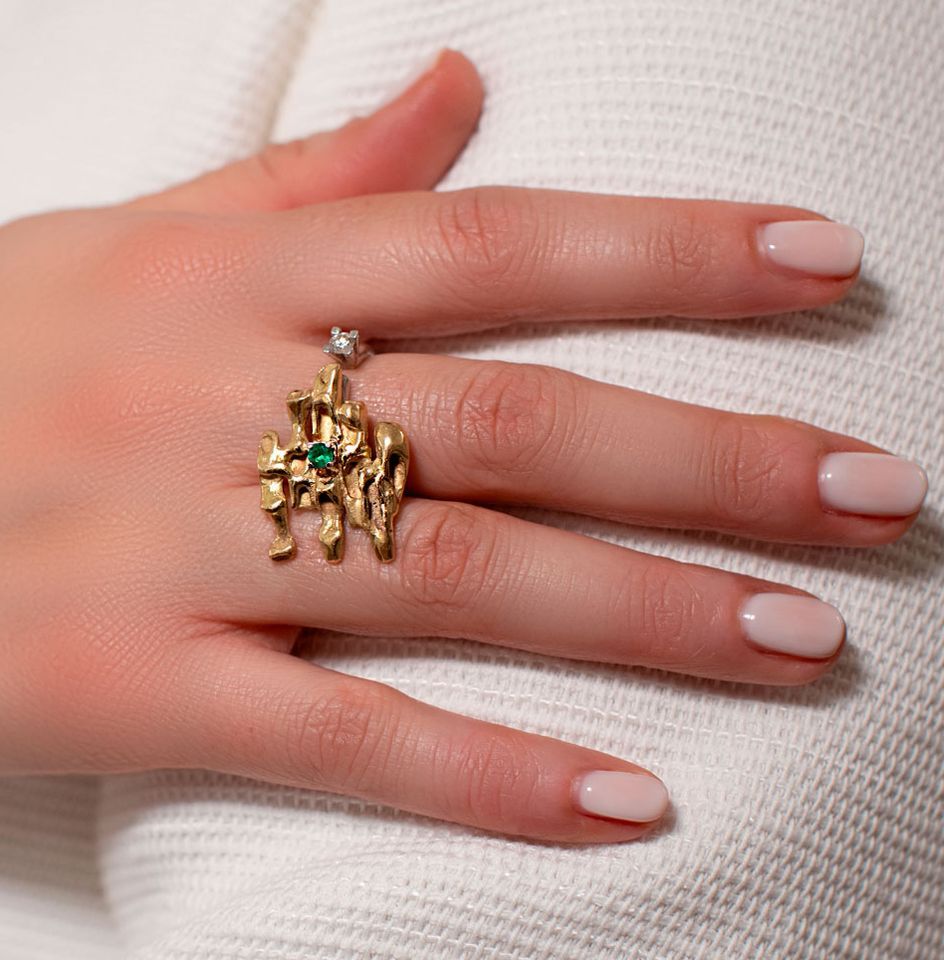 Anello in oro, smeraldo e diamante indossato