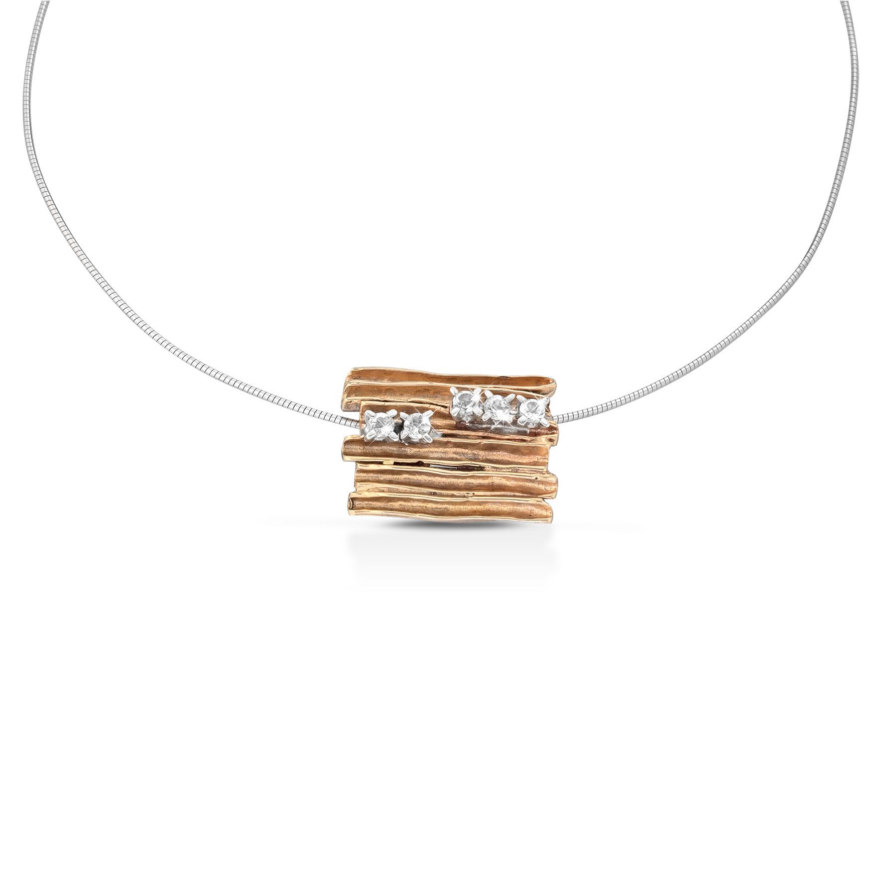 una collana con pendente in bronzo e diamanti su catena