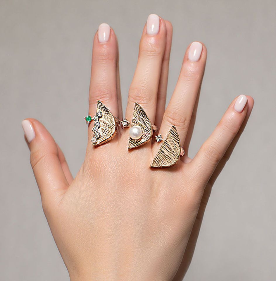 anello argento, bronzo, perla e topazio indossato