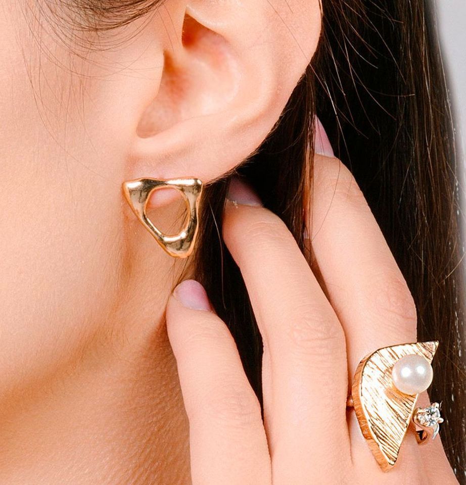 Orecchini in bronzo e argento indossato