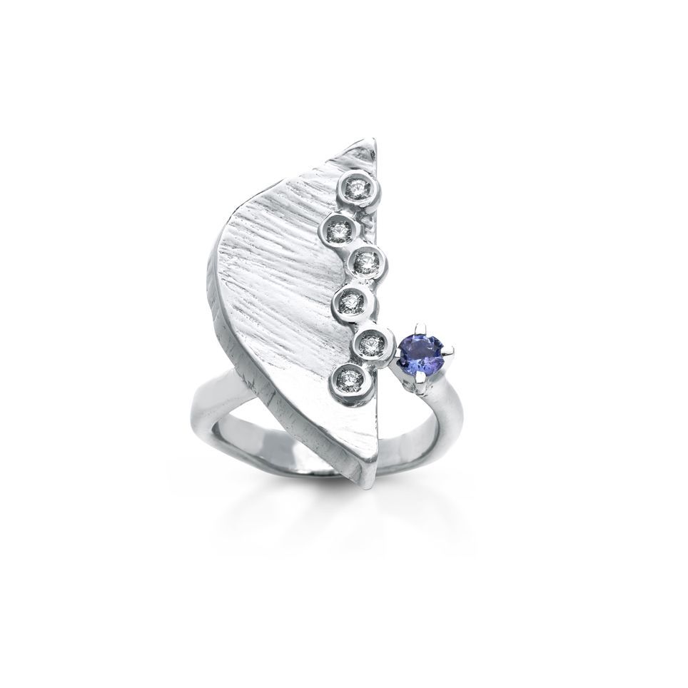 Anello in argento, diamanti e tanzanite