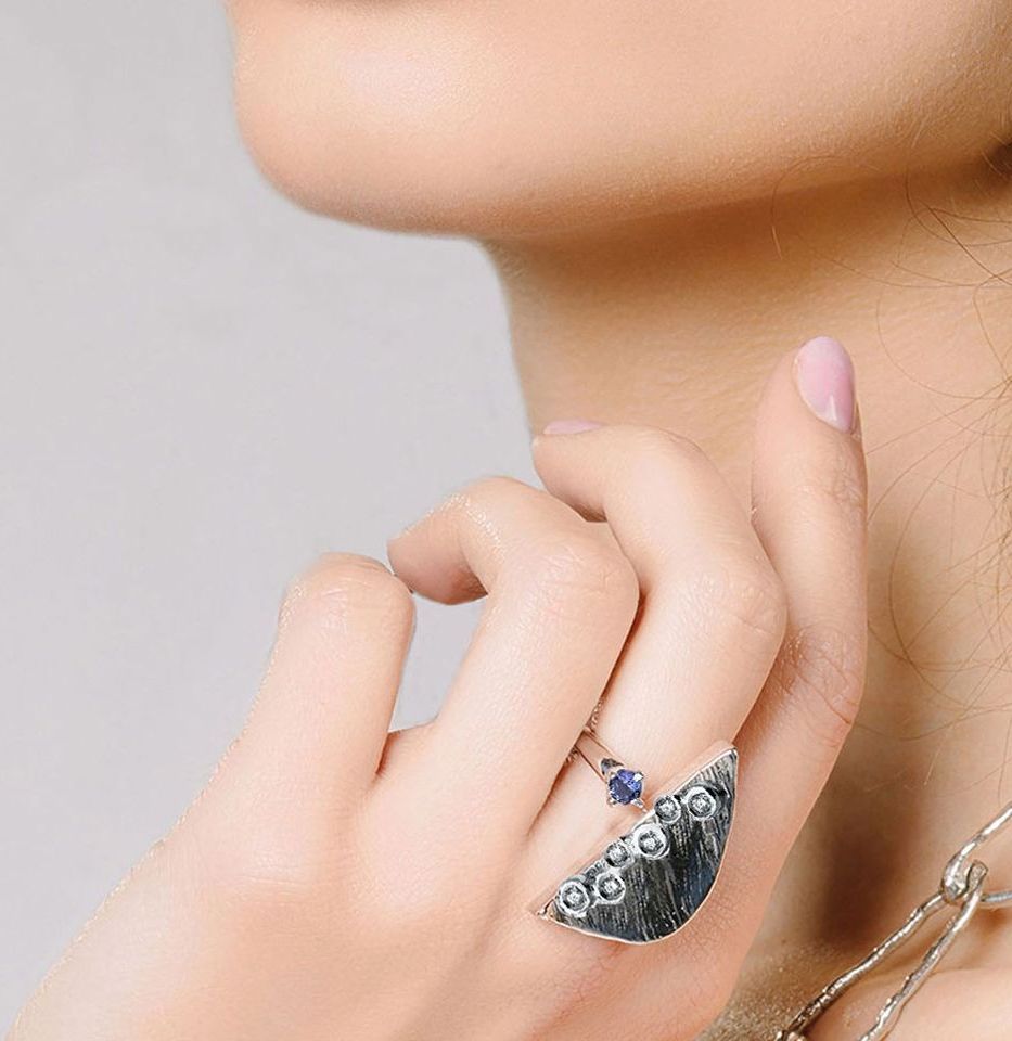 Anello in argento, diamanti e tanzanite indossato