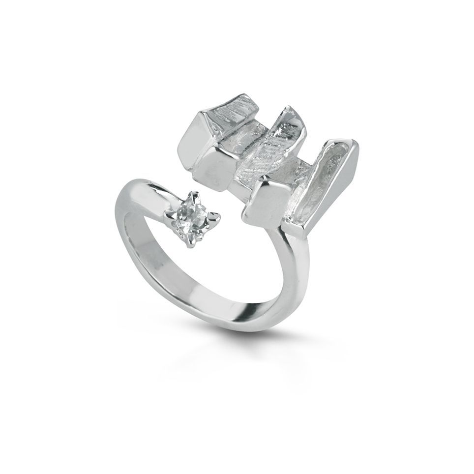 Anello in argento e topazio bianco.