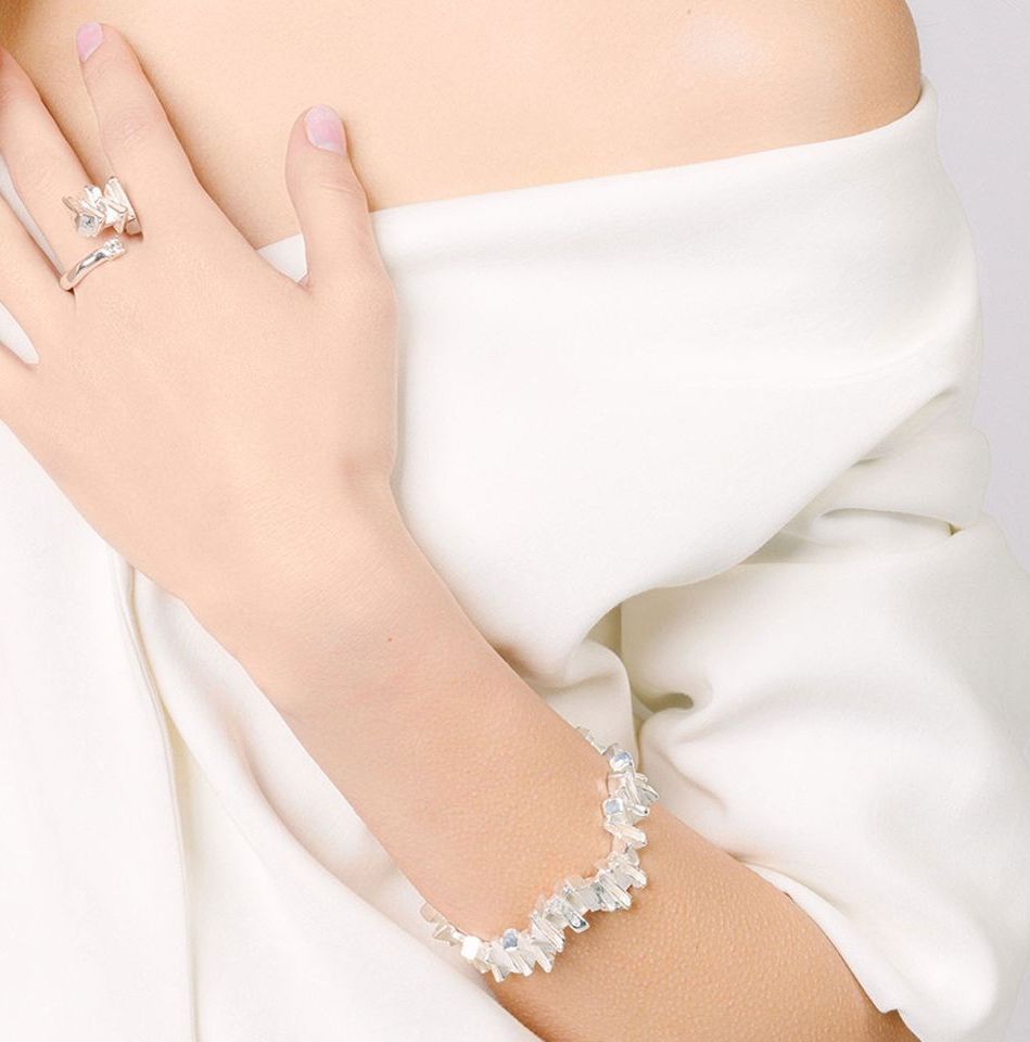Anello in argento e topazio bianco indossato