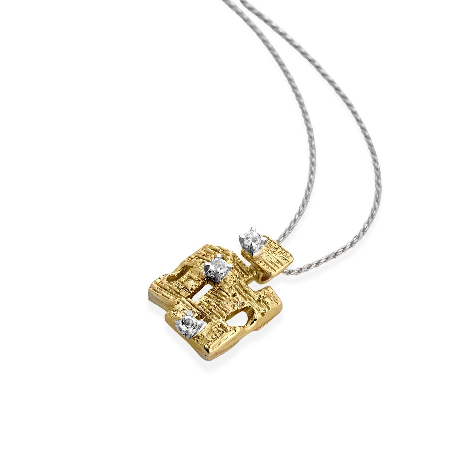 una collana con un pendente in oro su una catena in argento