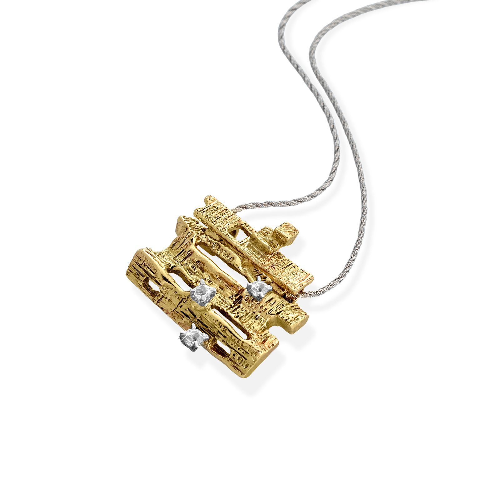 una collana con un pendente d'oro su una catena d'argento