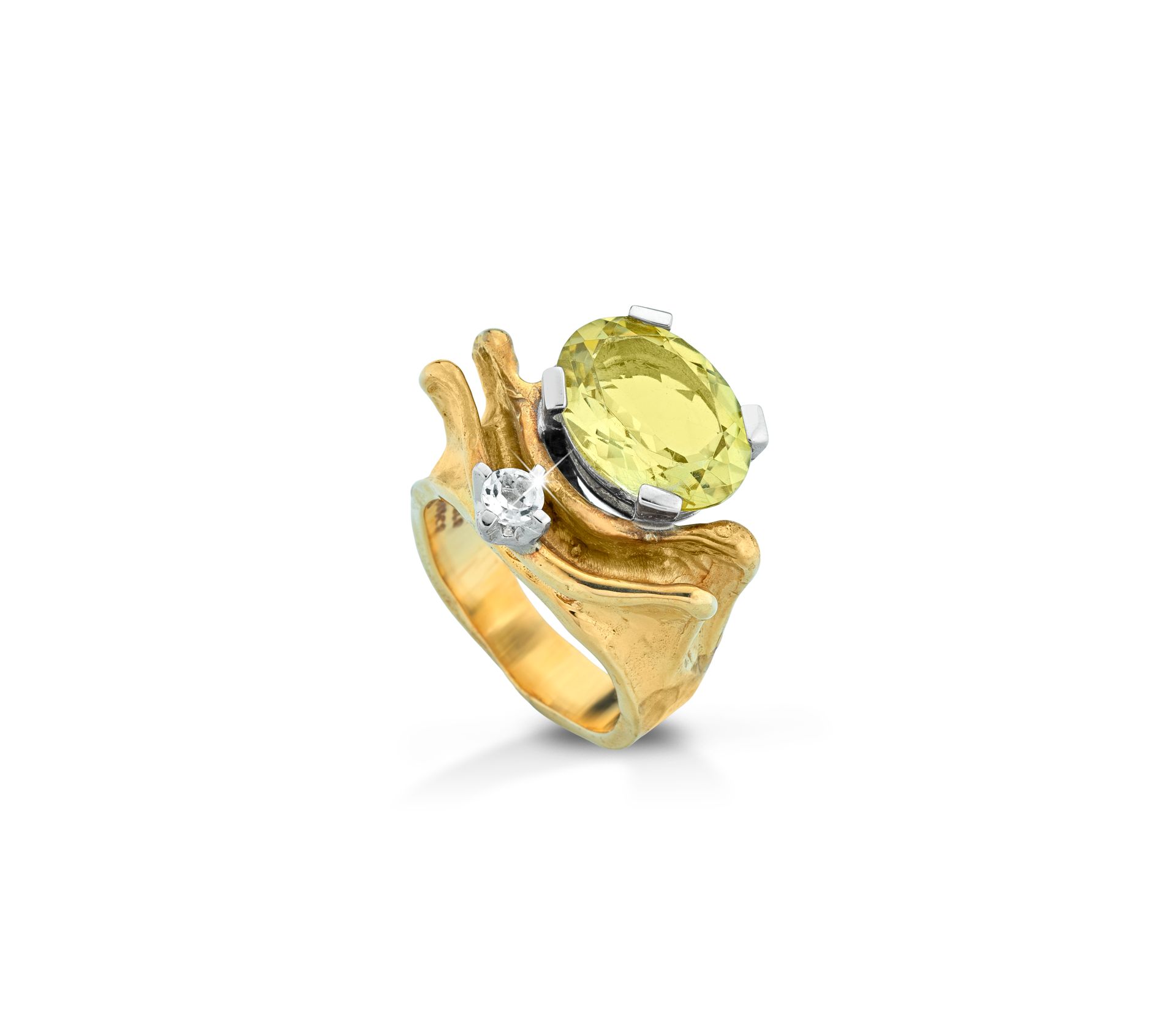 un anello d'oro con una pietra verde fatto a mano