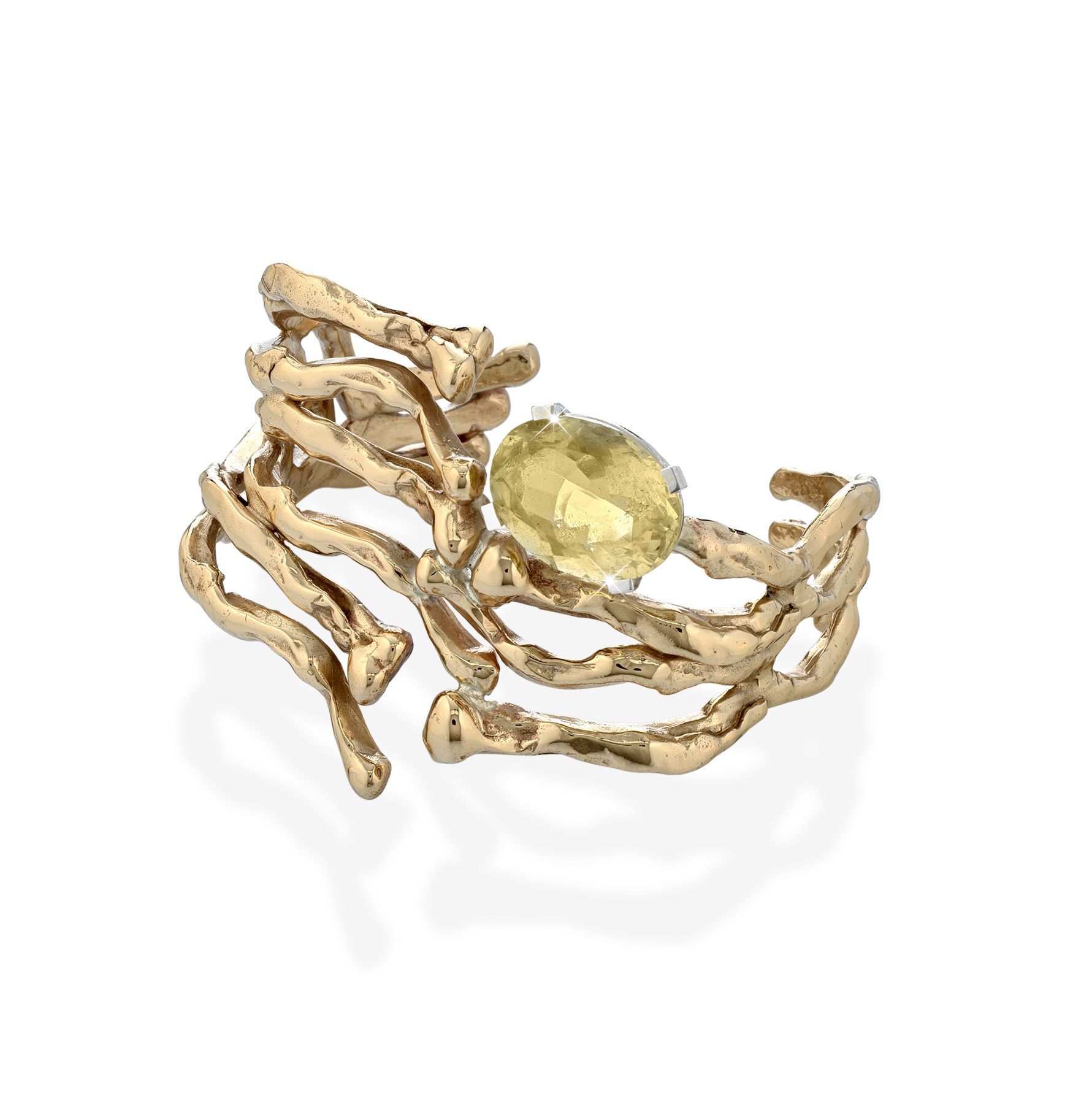 un anello in oro con una pietra gialla al centro su sfondo bianco.