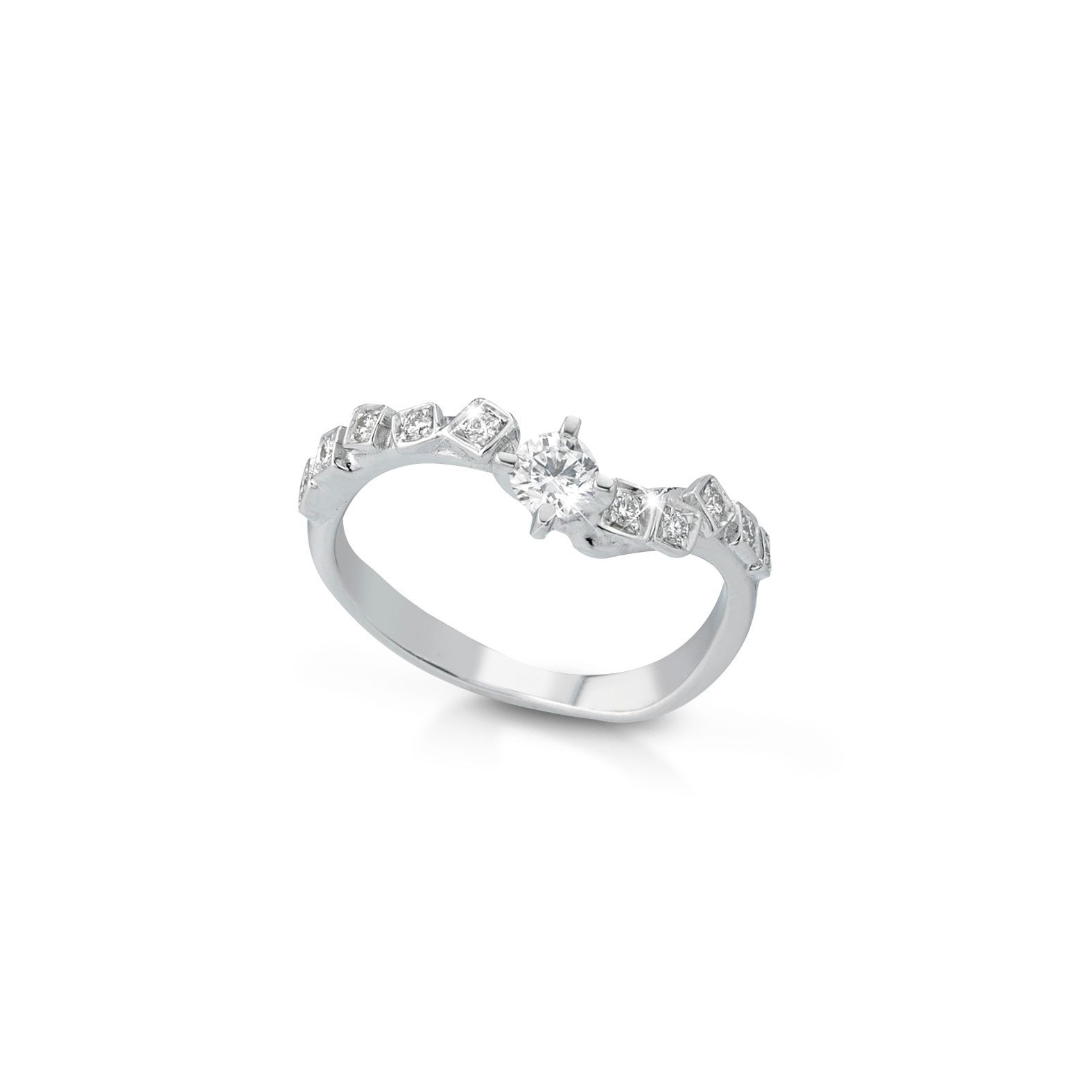 un anello in oro bianco con diamanti su sfondo bianco.
