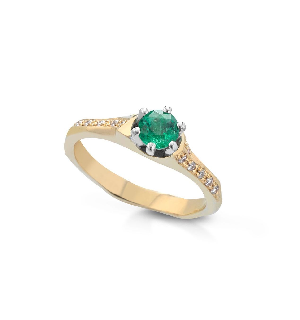 un anello in oro giallo con smeraldo e diamanti su sfondo bianco.