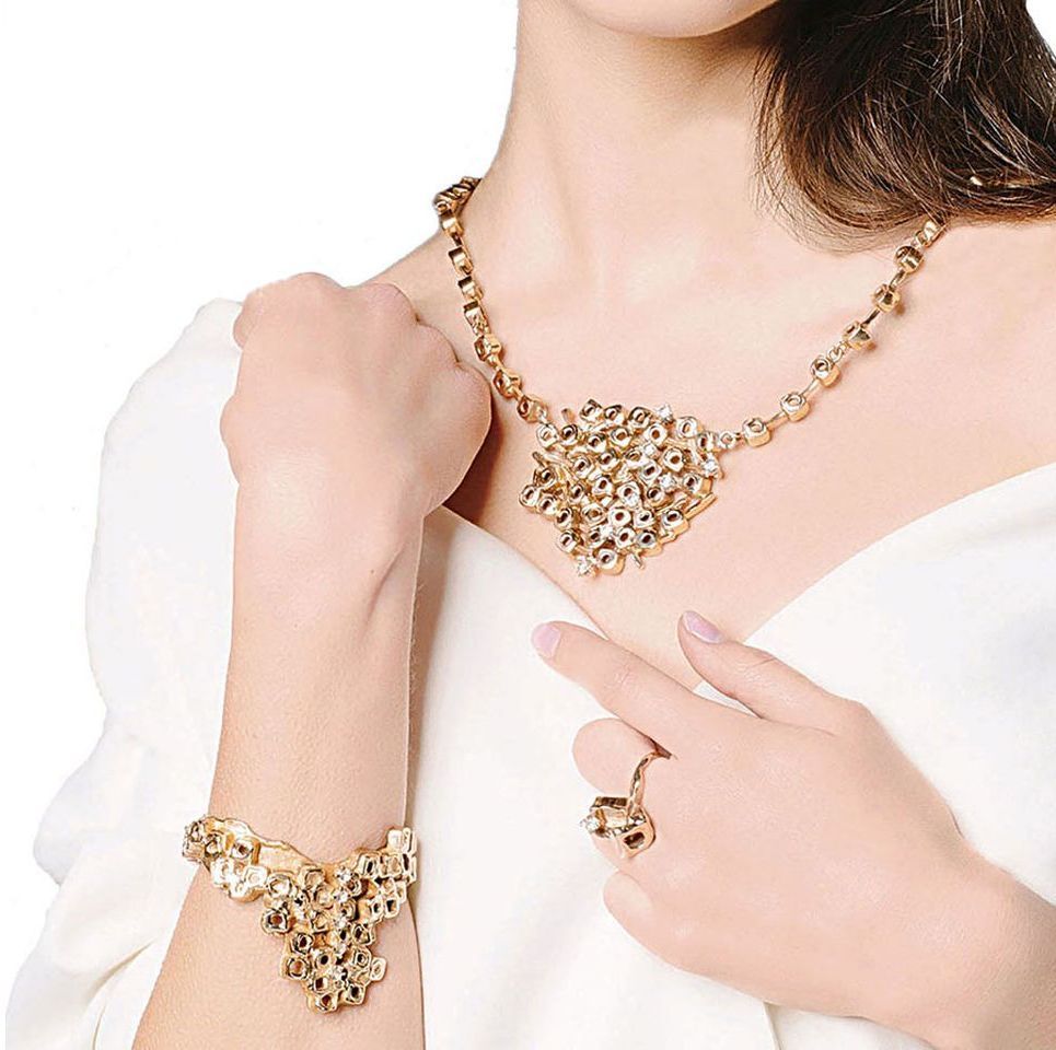 Collana in bronzo, argento e topazi bianchi indossato