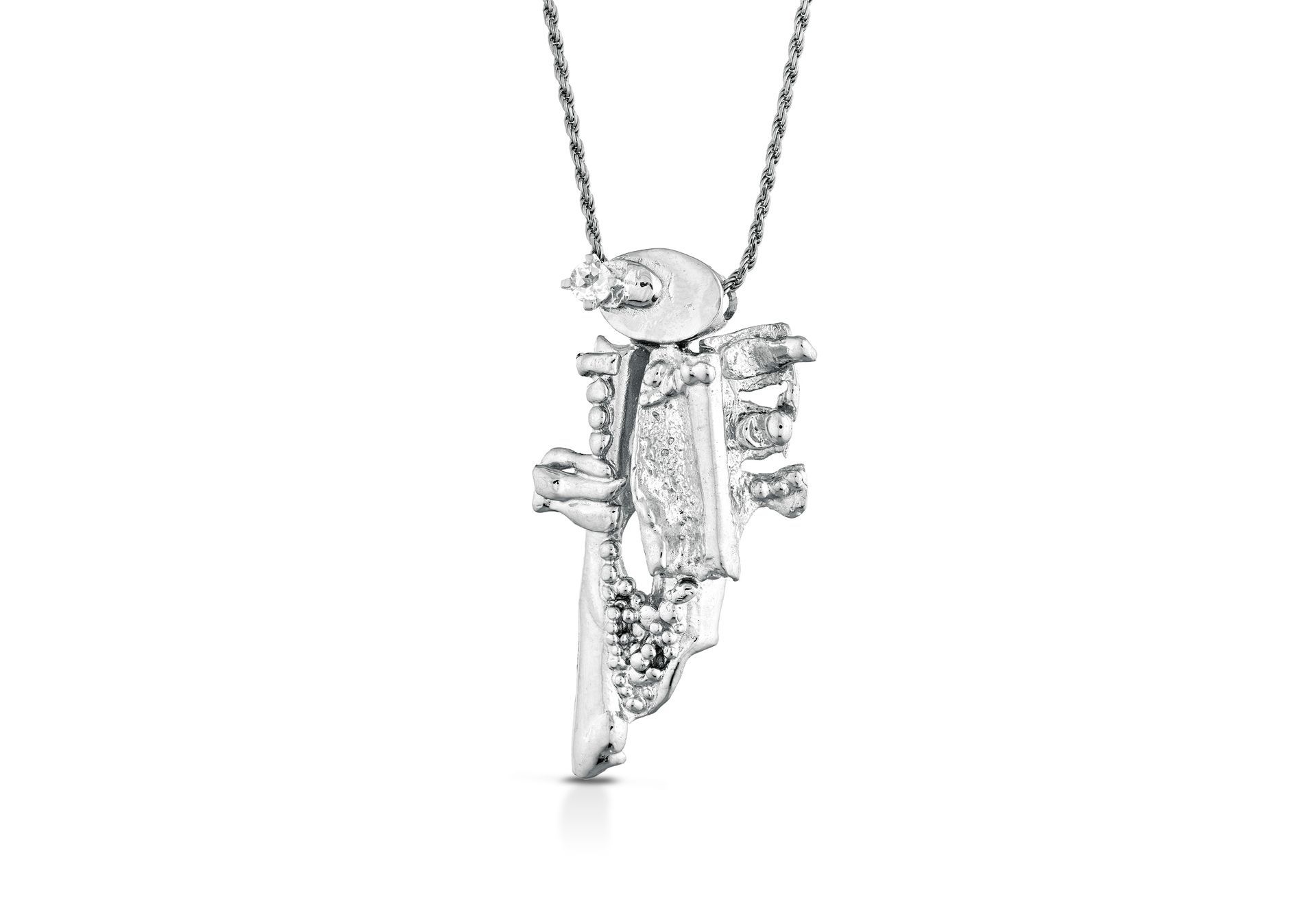 una collana con un pendente in oro su una catena in argento