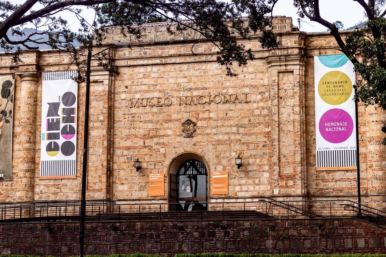 A building with a sign that says bien ocho on it