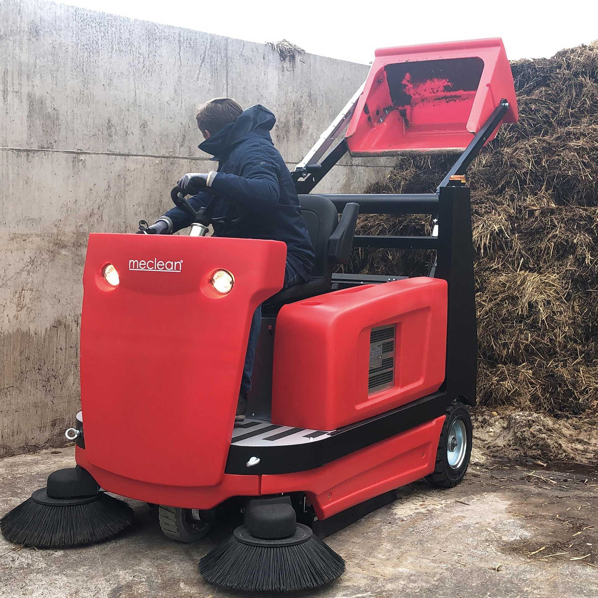 Meclean industriële veegmachine batterij aandrijving BUSTER 1300TTE hydraulische hoogdumper in actie paardenmanege