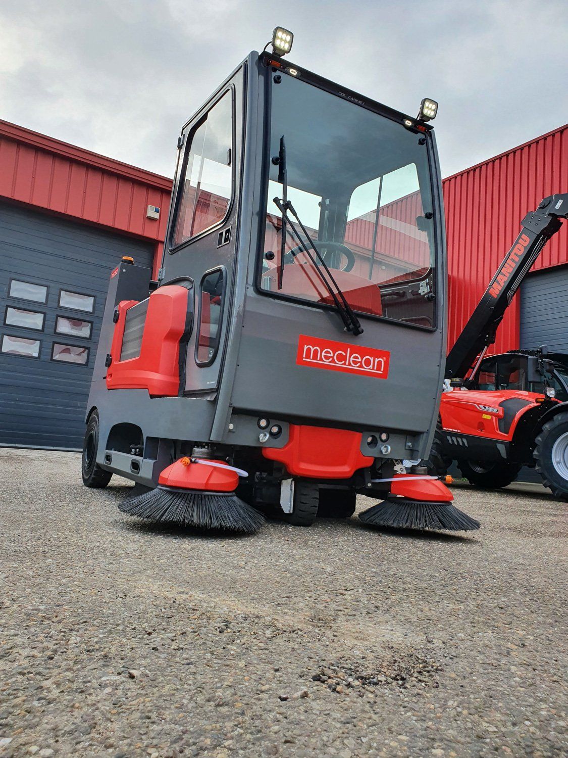Meclean professionele opzit veeg-zuigmachine voor buiten Buster 1800 TTD CAB met cabine