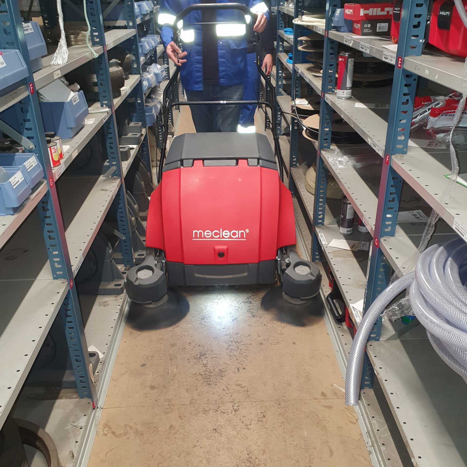 Meclean achterloop veegmachine BUSTER 950 Pro vegen in magazijnpad