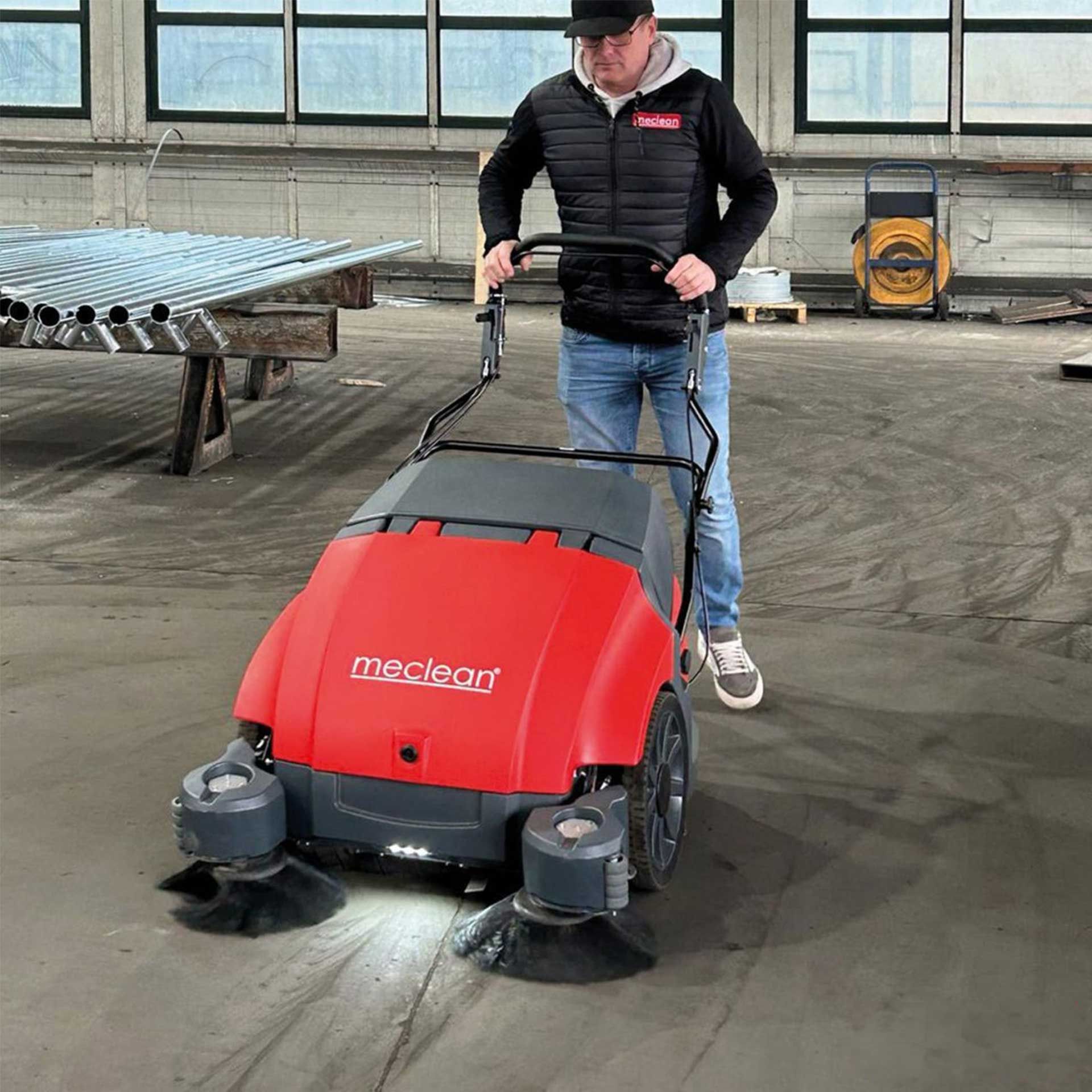 Meclean veegmachine batterij aandrijving BUSTER 950E Pro vegen vloer in werkplaats