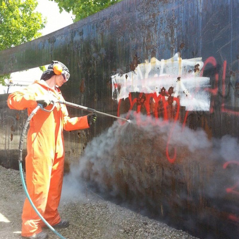 Meclean diesel powered high-pressure trailer HDT 350/18 DUO Removing graffiti with SteamPLUS