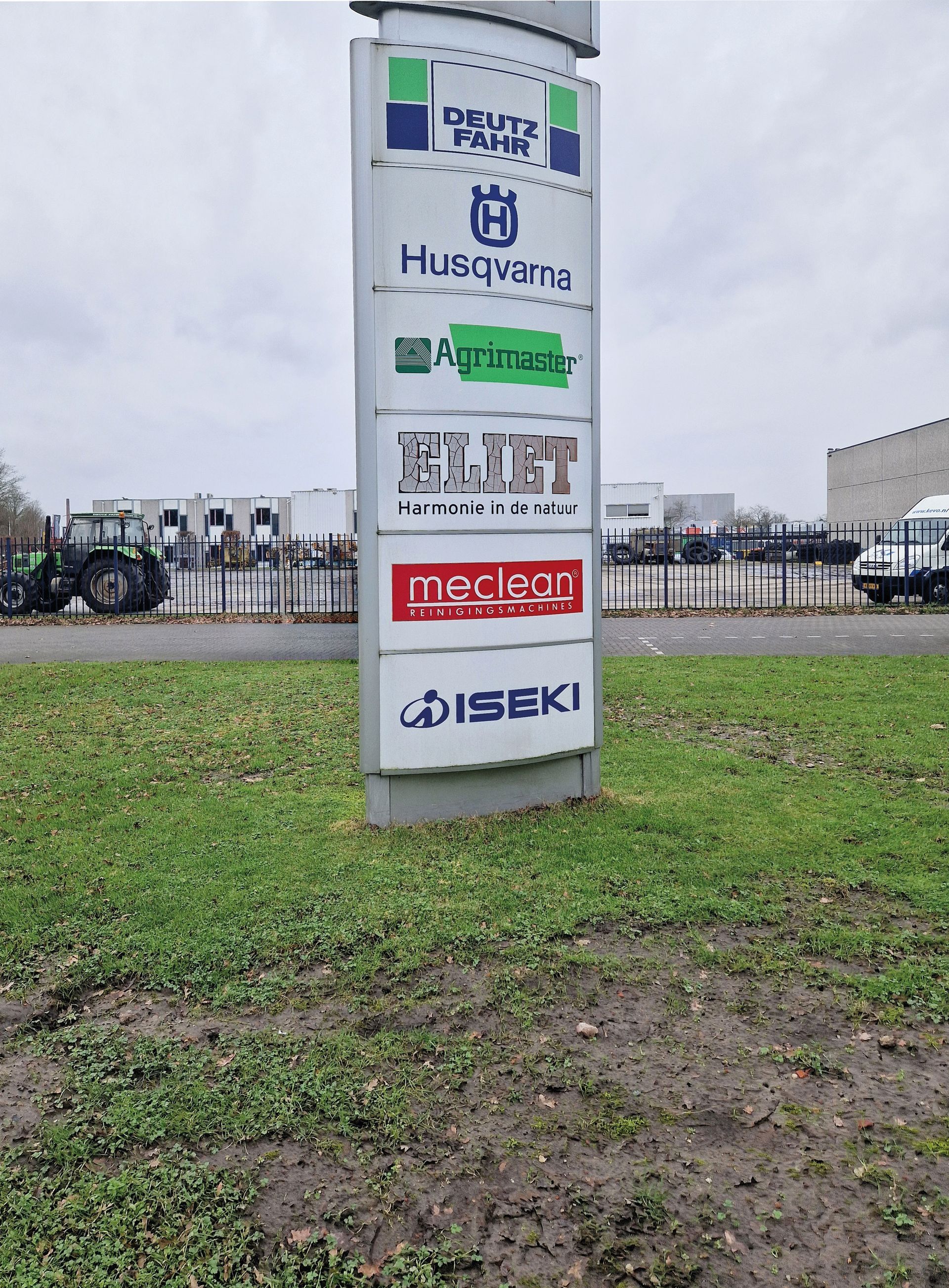 Meclean logo op logozuil van dealer