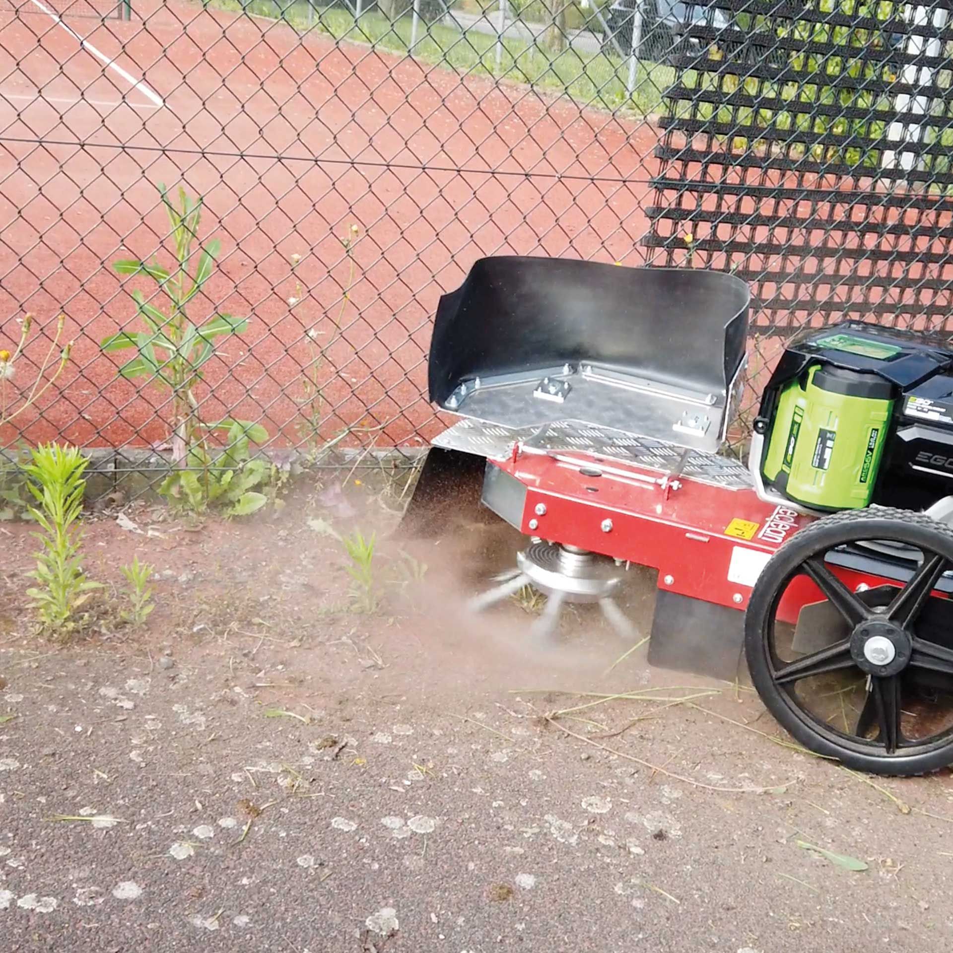 Meclean onkruidbestrijdinsmachine EGO batterij aandrijving WEEDSWEEP-B onkruid verwijderen rand tennisbaan