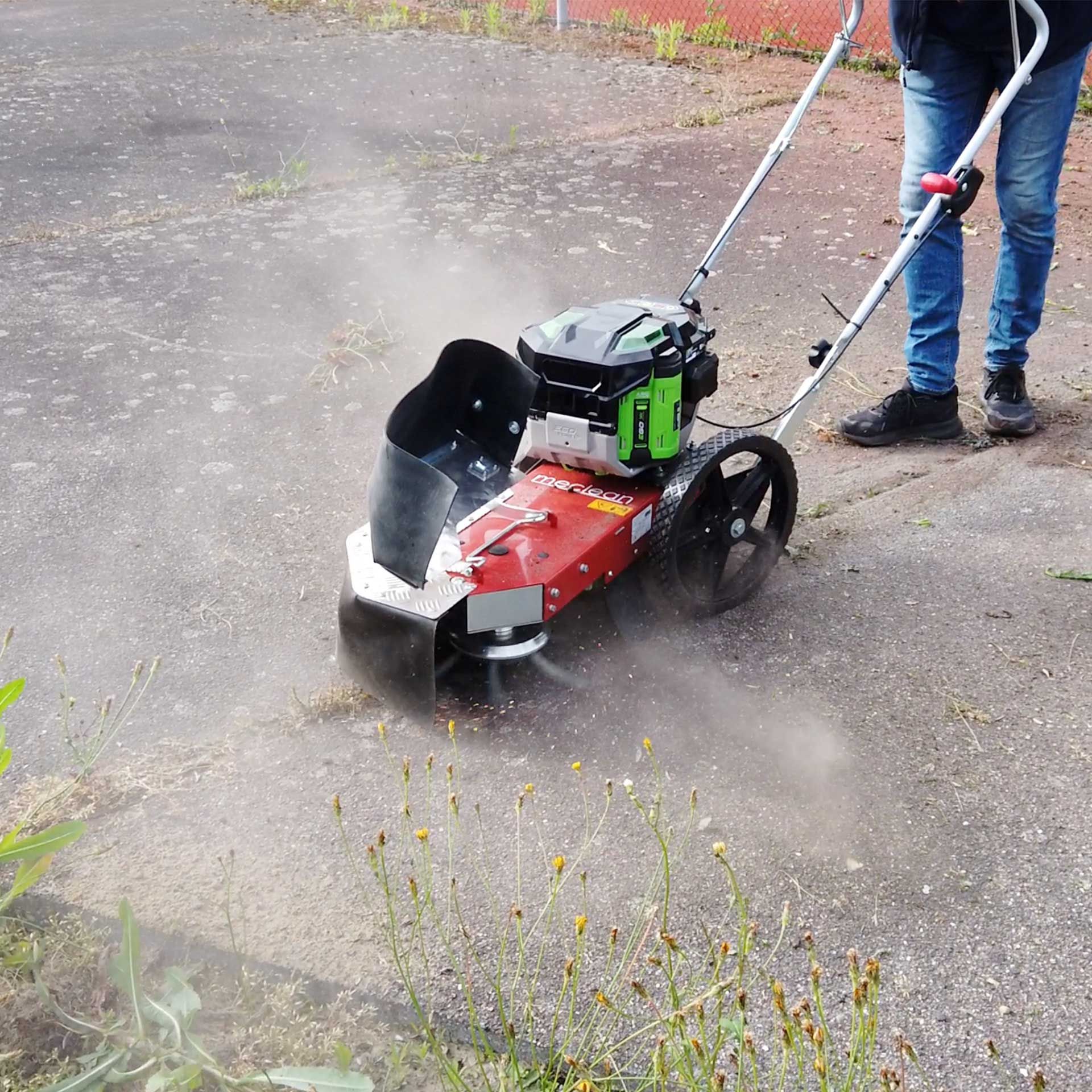 Meclean onkruidbestrijdinsmachine EGO batterij aandrijving WEEDSWEEP-B onkruid tussen beton