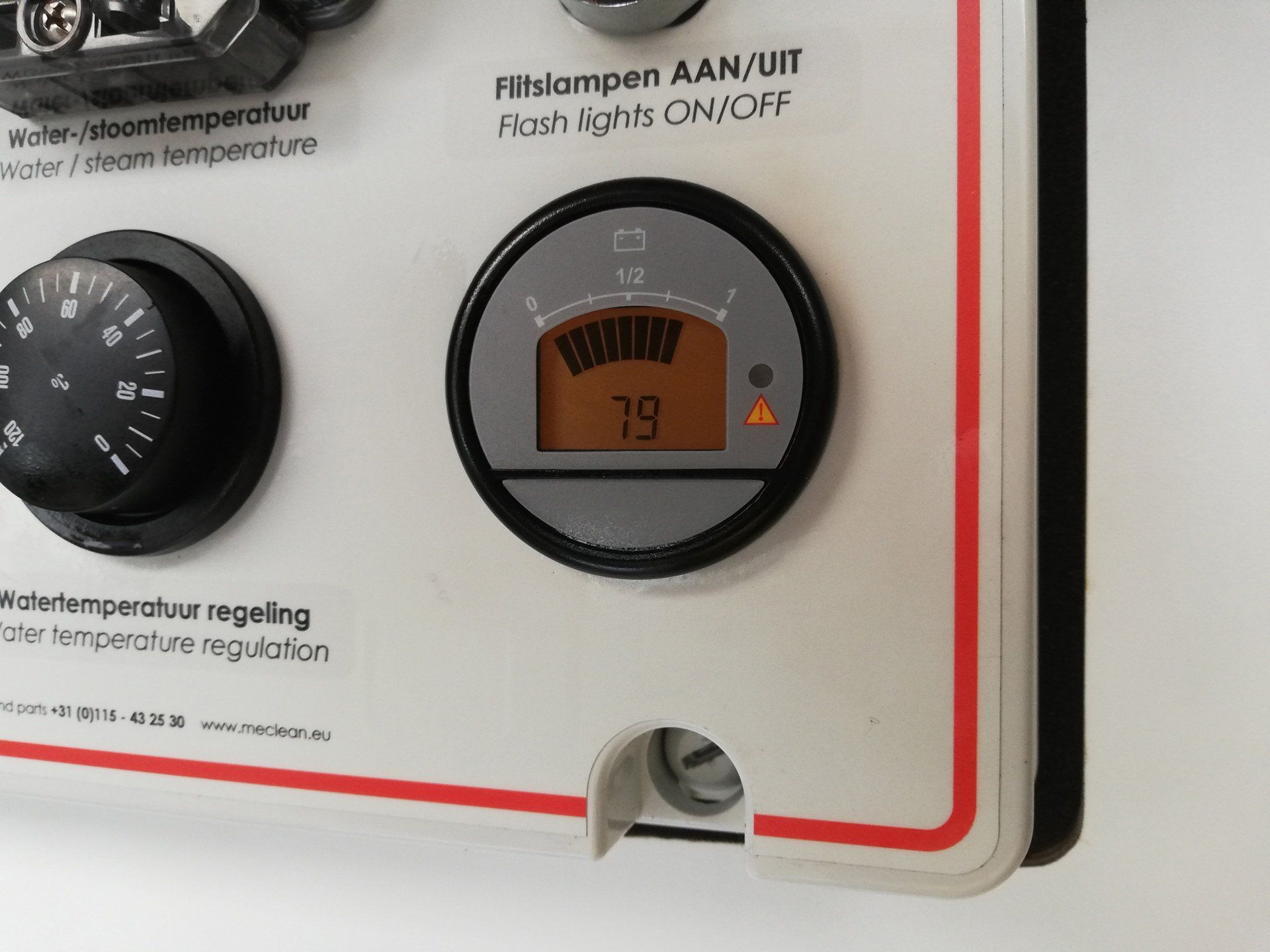 Meclean electrical powered high-pressure trailer HDTE 200/21 close up load indicator