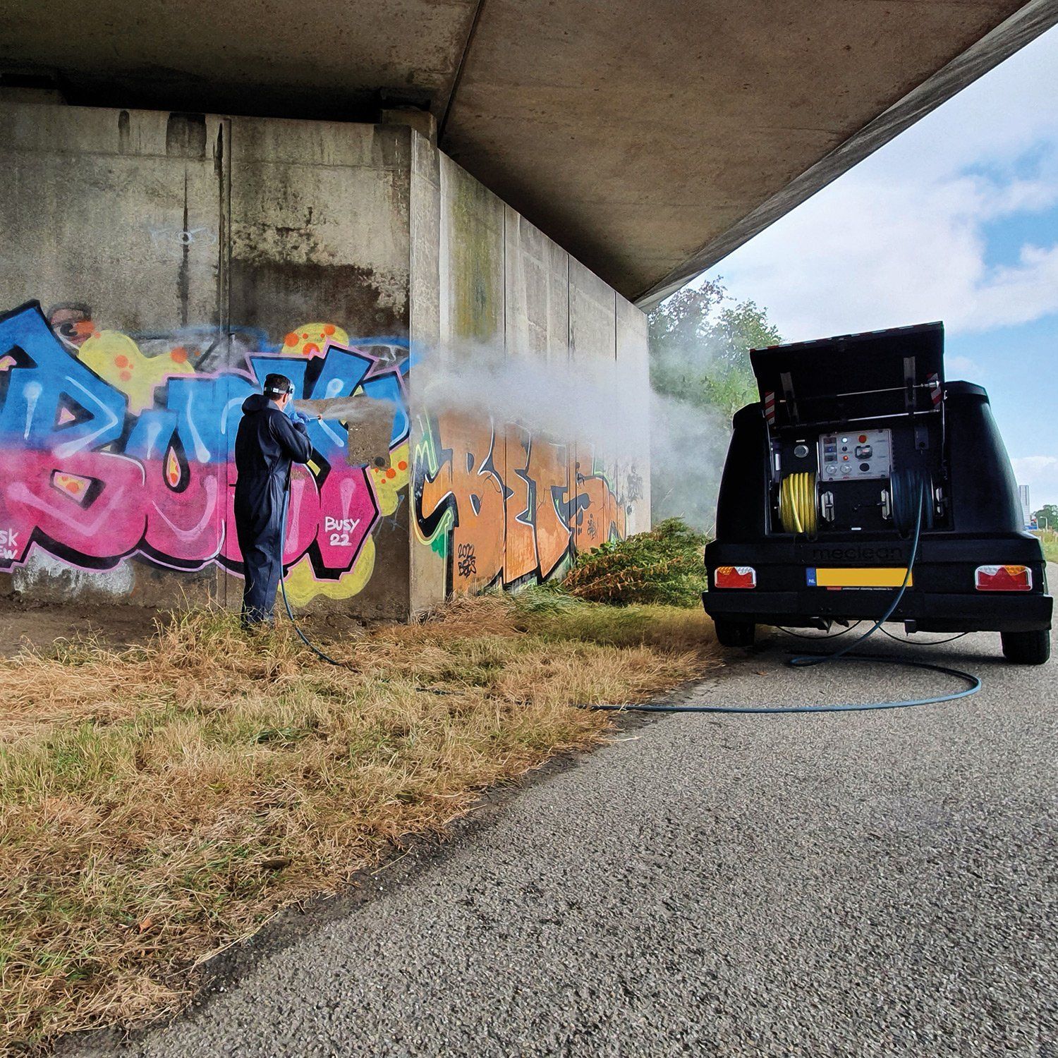Meclean high-pressure trailer Trailerjet TJL 500/15 diesel engine drive SteamPLUS graffiti removal under viaduct