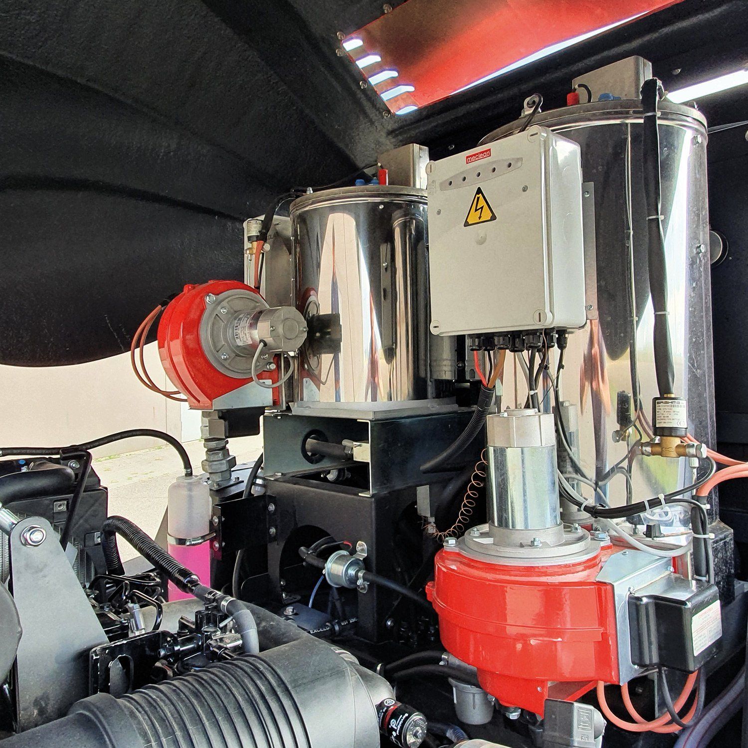 Meclean high-pressure trailer Trailerjet TJL 500/15 diesel engine drive detail inside engine