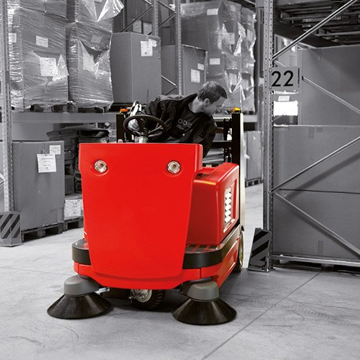 Meclean industriële veegmachine batterij aandrijving BUSTER 1300TTE In actie in magazijn