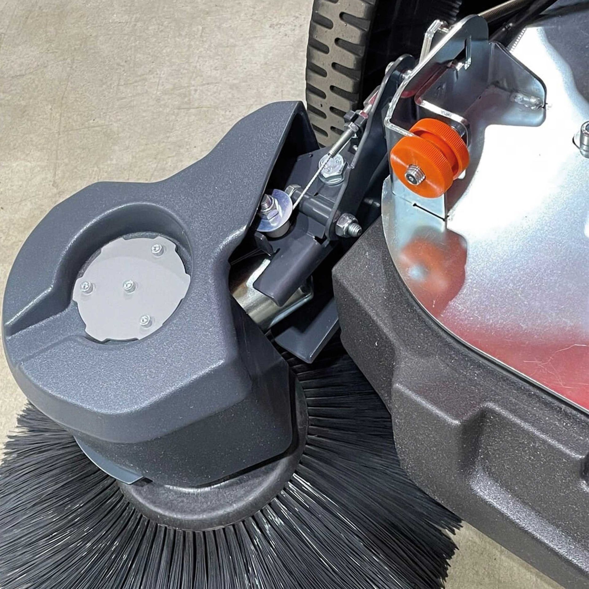 Meclean professional walk-behind sweeper battery powered Buster 750 Basic detail inside brush