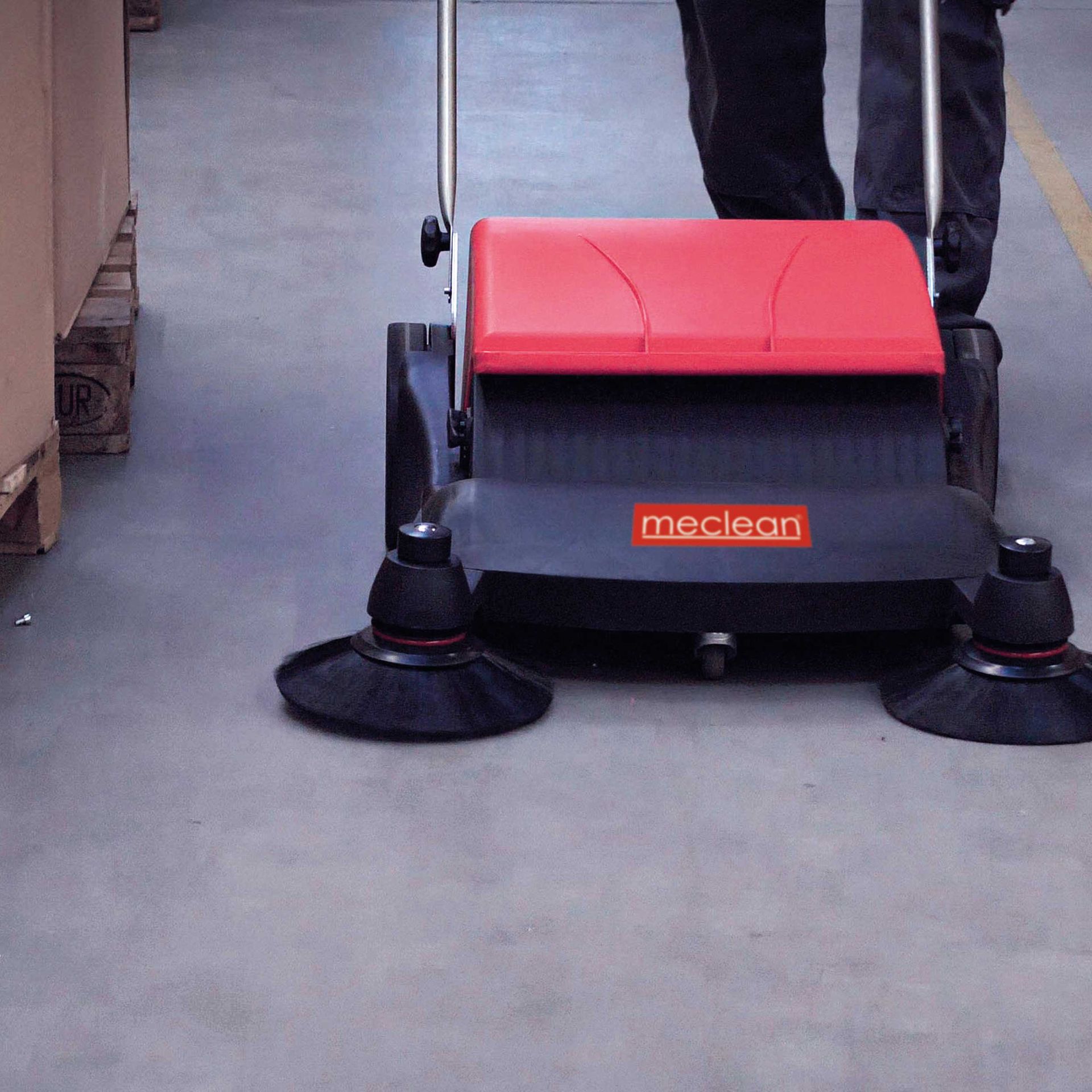 Meclean professionele achterloop veegmachine Buster 800 vegen in magazijn