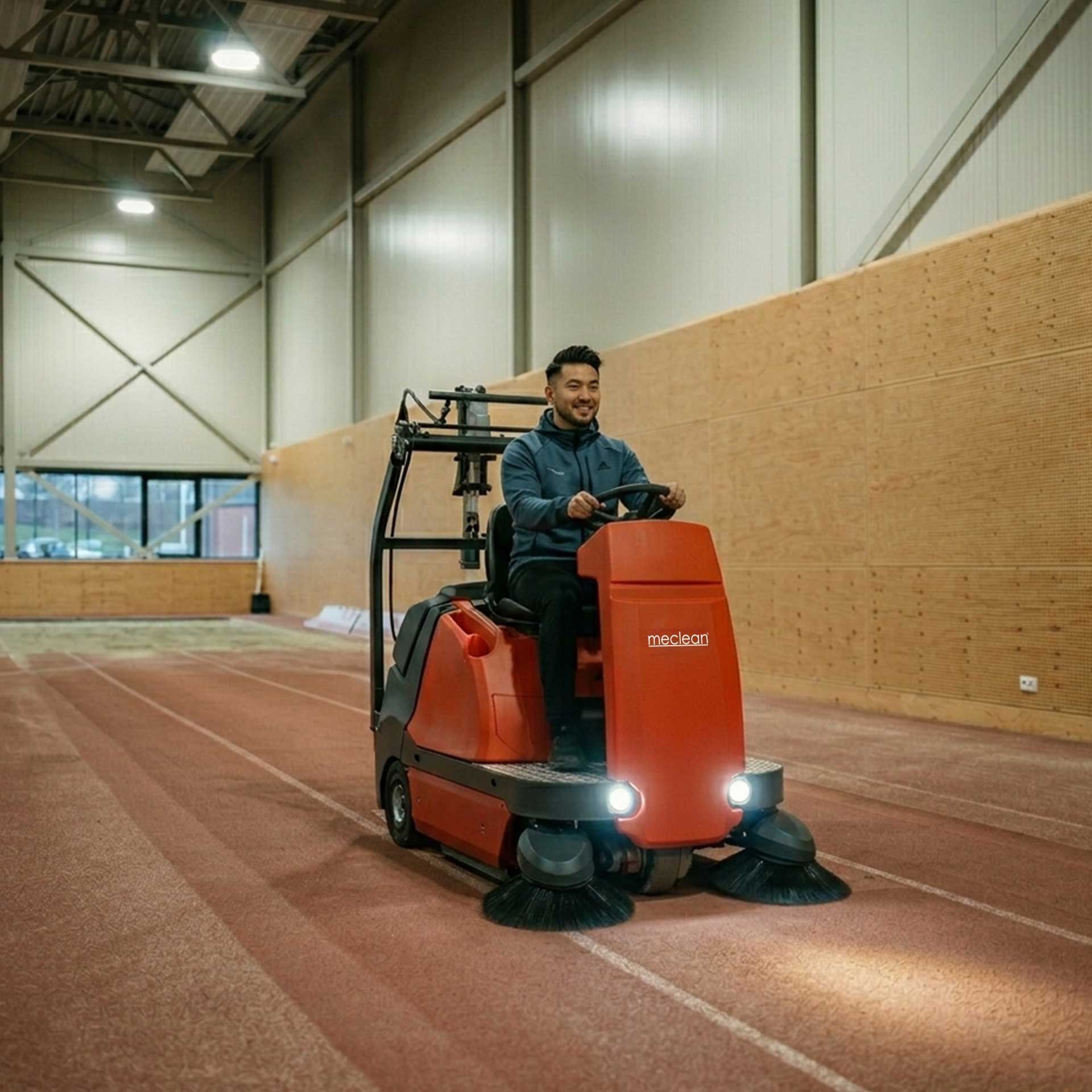 Meclean BUSTER 1150 vegen op atletiekbaan in sportcomplex