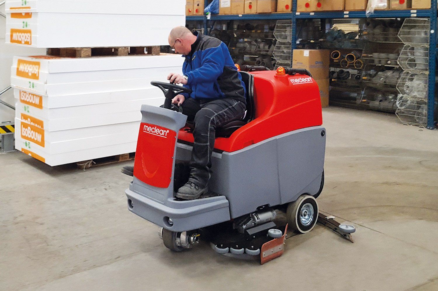 Meclean opzit schrob-zuigmachine in actie in magazijn