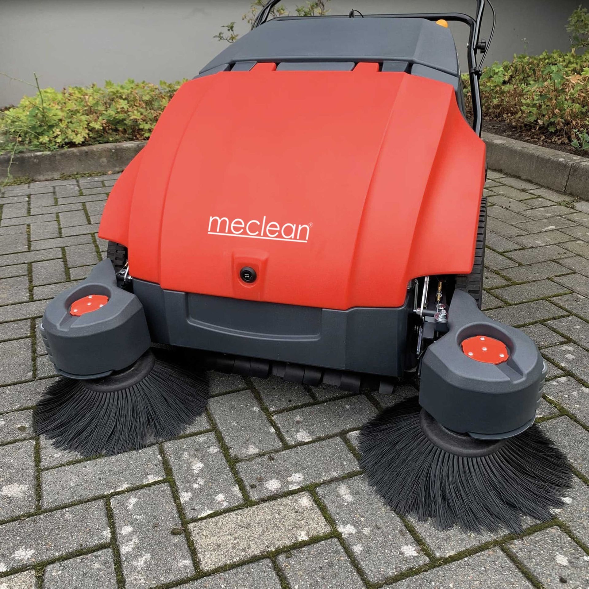 Meclean veegmachine batterij aandrijving Buster 950E Pro vooraanzicht buiten