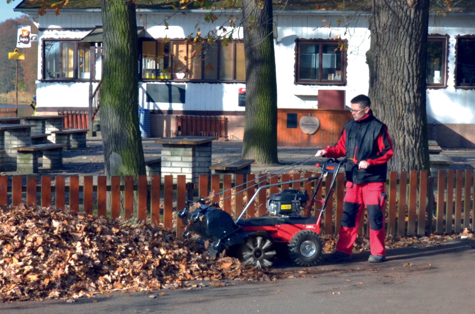 Meclean outdoor sweeper battery powered FRONTSWEEP PRO 82B leaf sweeping