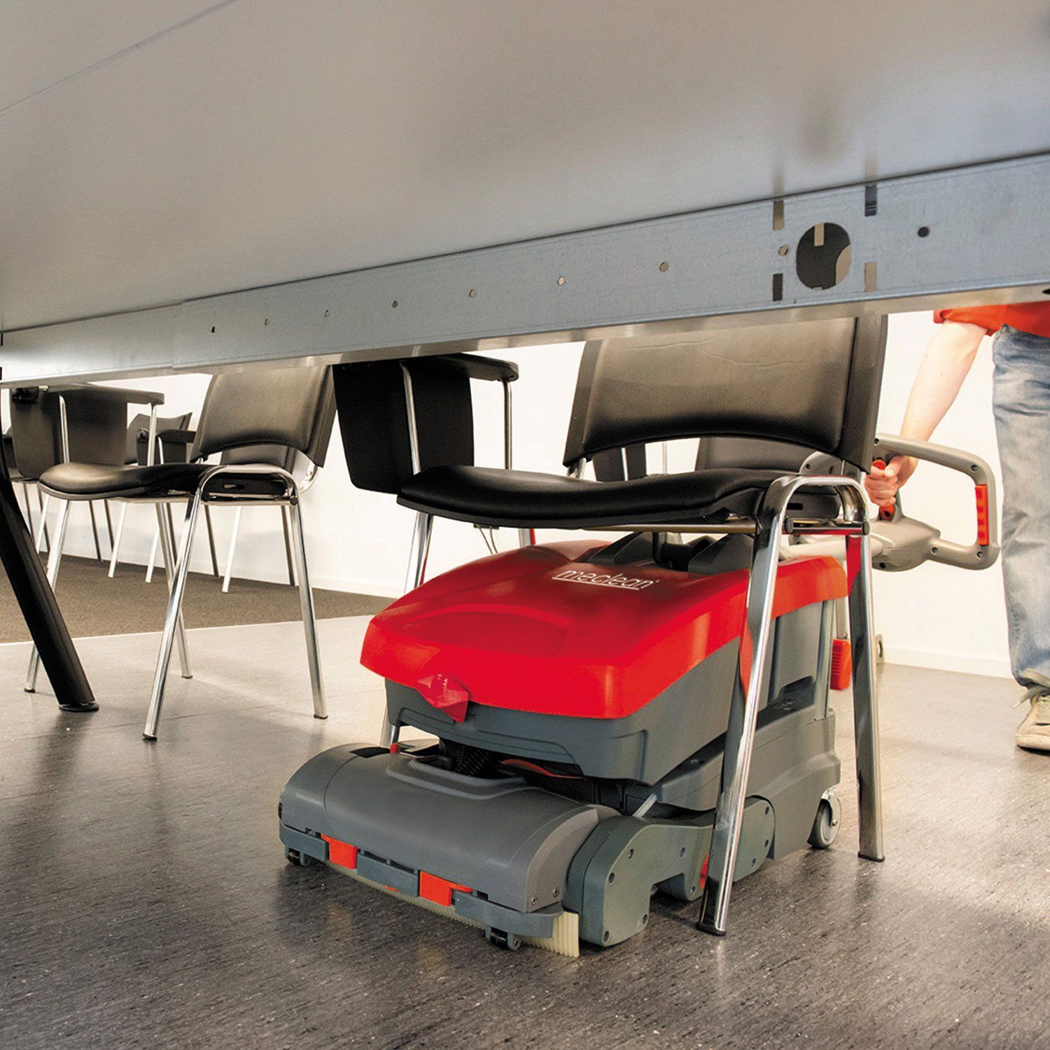 Meclean schrob-zuigmachine batterij aandrijving ROTOSCRUB In actie onder bureau