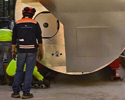 Ingeniero cumpliendo con todas las normas de seguridad en planta