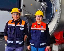 Dos ingenieros de ambos sexos en planta durante la instalación de una caldera industrial