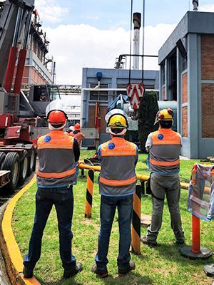 Personal técnico y de ingeniería de HPAUTOMATION supervisando la maniobra de instalación de una caldera industrial