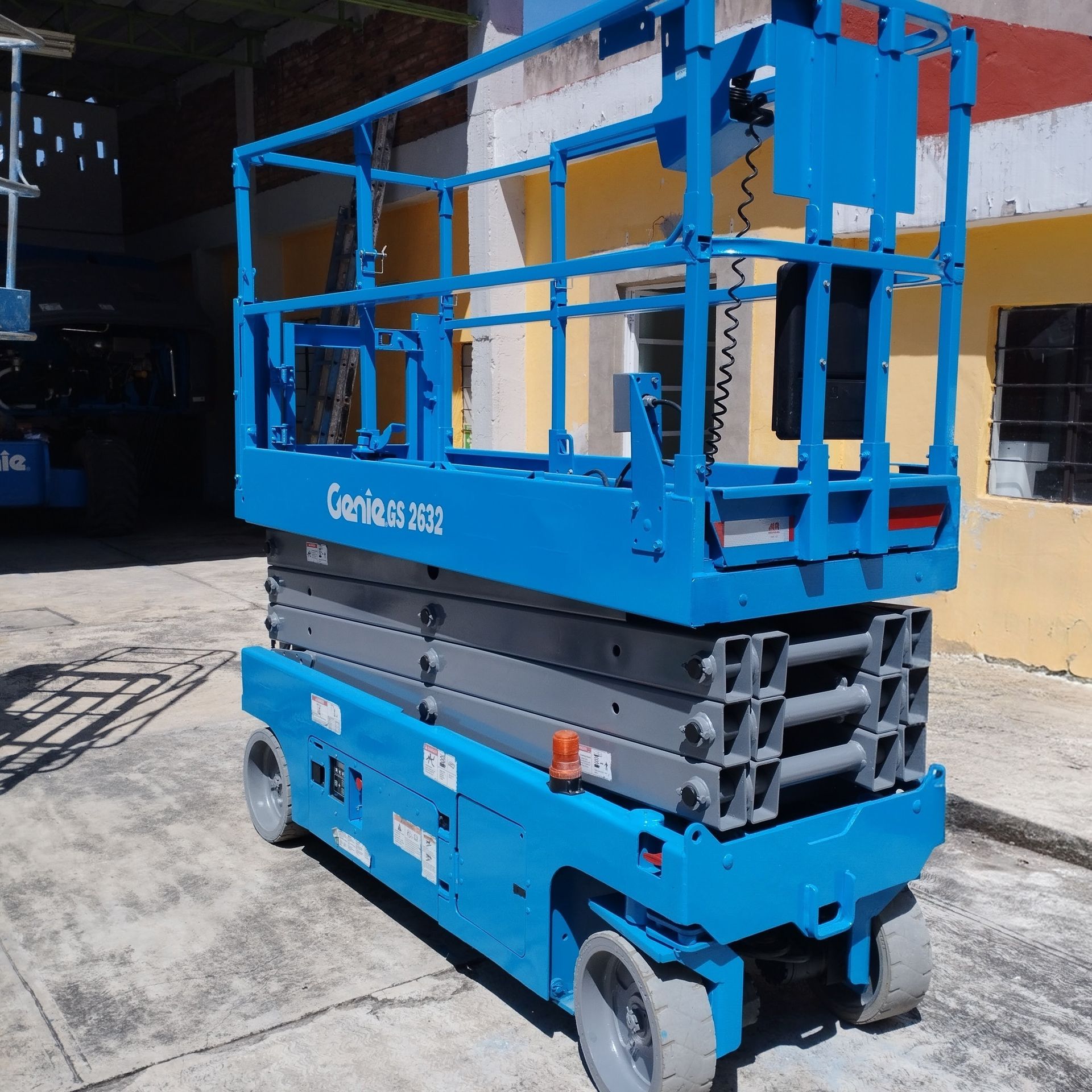 Plataformas para andamios apiladas en taller de Hermosillo