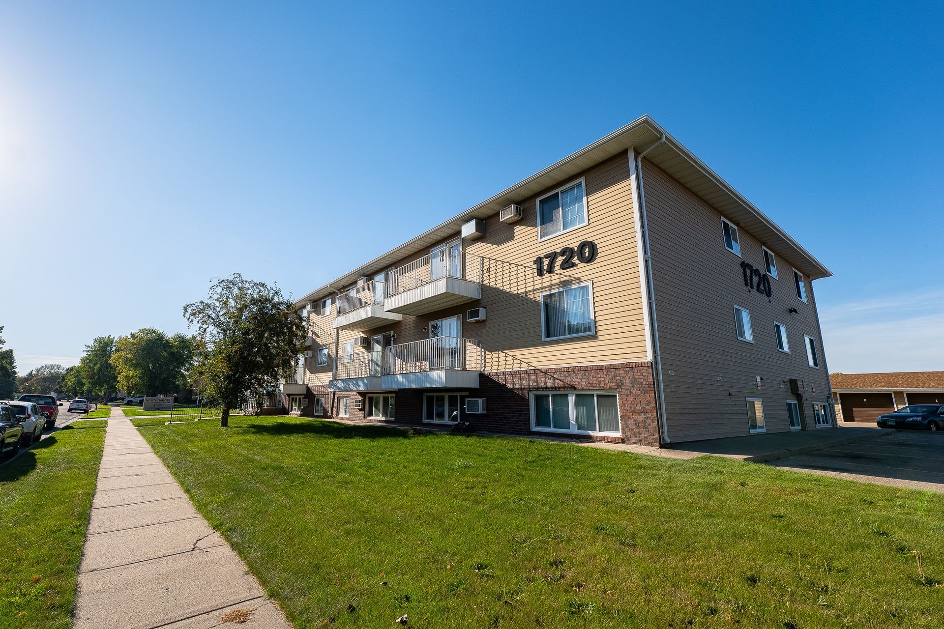 Grandview Apartments located in Bismarck North Dakota. Photo of a tan 2 story apartment complex