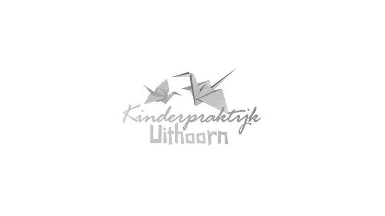Het logo van Kinderopvang Lithoorn in grijs, met een gestileerde papieren boot en vogel boven de tekst.