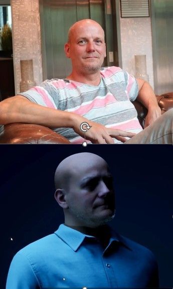 Een afbeelding die is opgesplitst: een kale man zit op een bank, met boven een gestreept shirt en onder een blauw shirt.