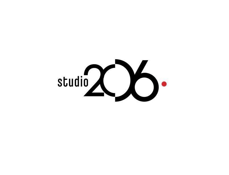Het logo van Studio 206 in zwart met een rode stip op een witte achtergrond.