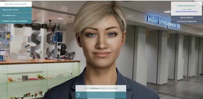 Een lachende avatar in een ziekenhuislobby met een menu-interface eroverheen.