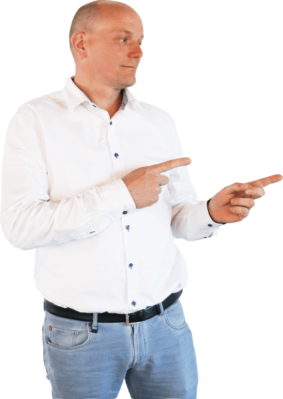 Man in een wit shirt en spijkerbroek wijst met beide handen naar rechts tegen een witte achtergrond.