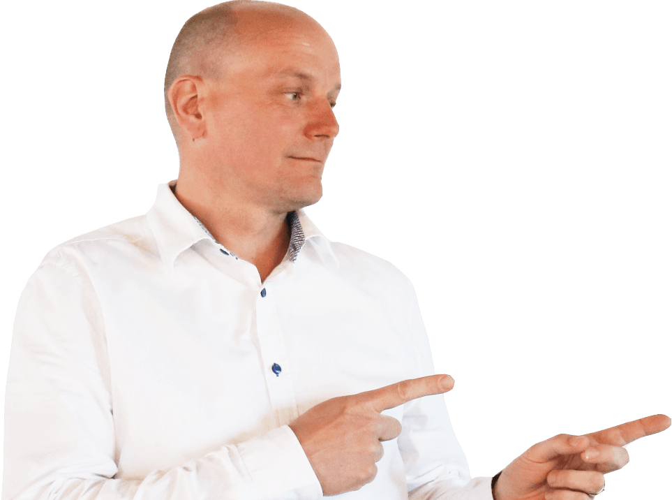 Man in een wit shirt wijst met beide handen naar rechts tegen een witte achtergrond.