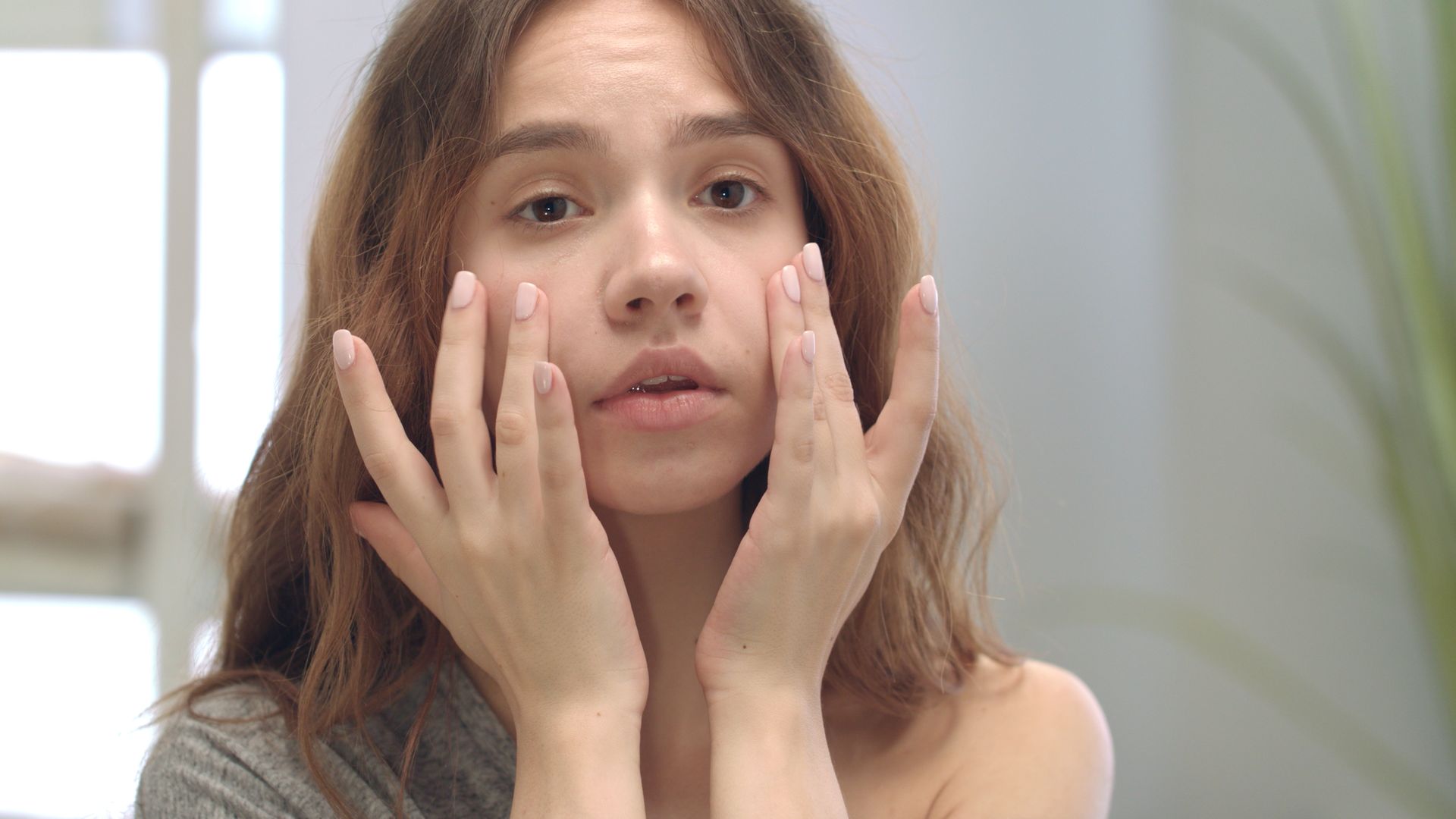 Woman showing swollen face