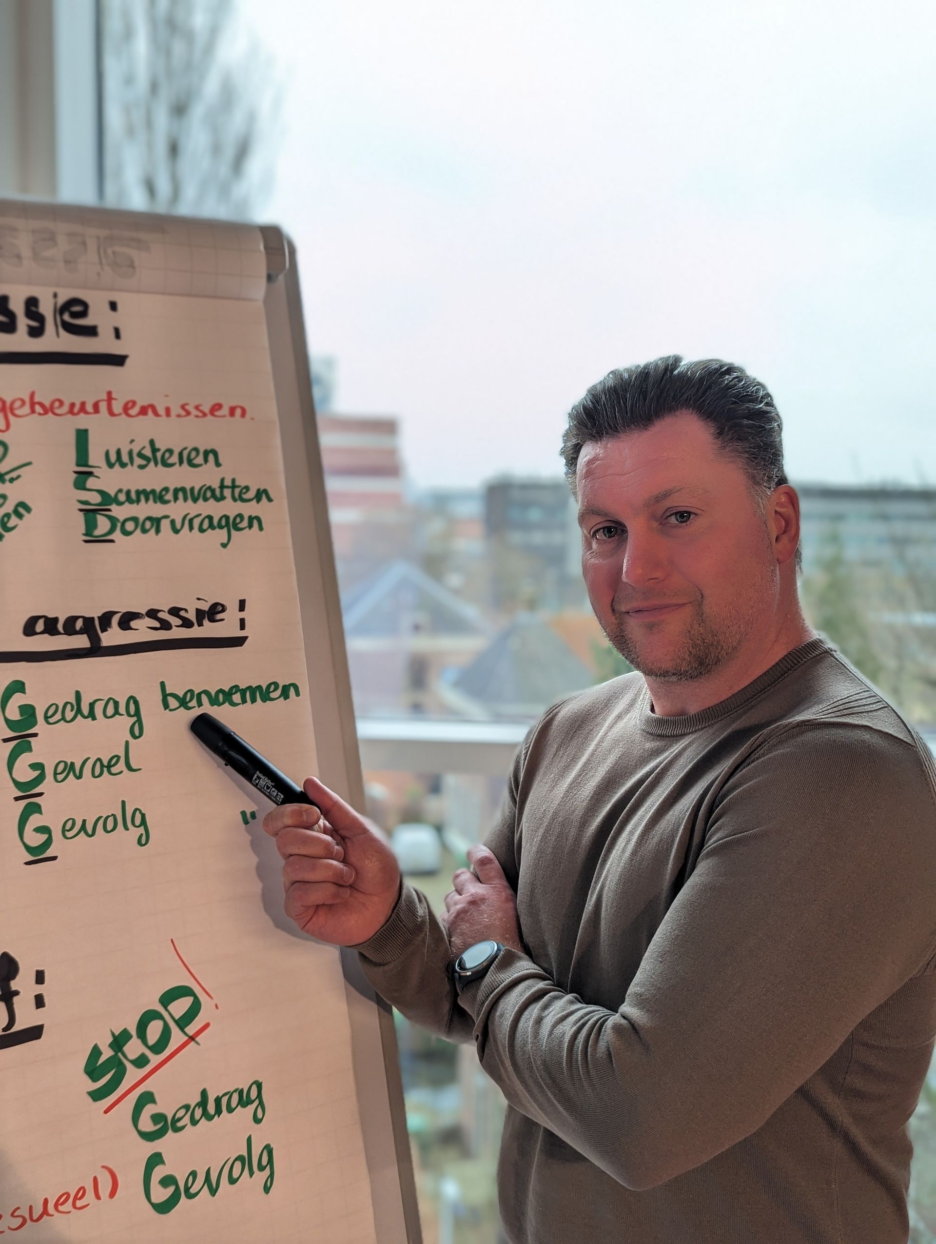 Trainer Robert Veen bij trainingsmoment – de-escalatie via luisteren, samenvatten en doorvragen